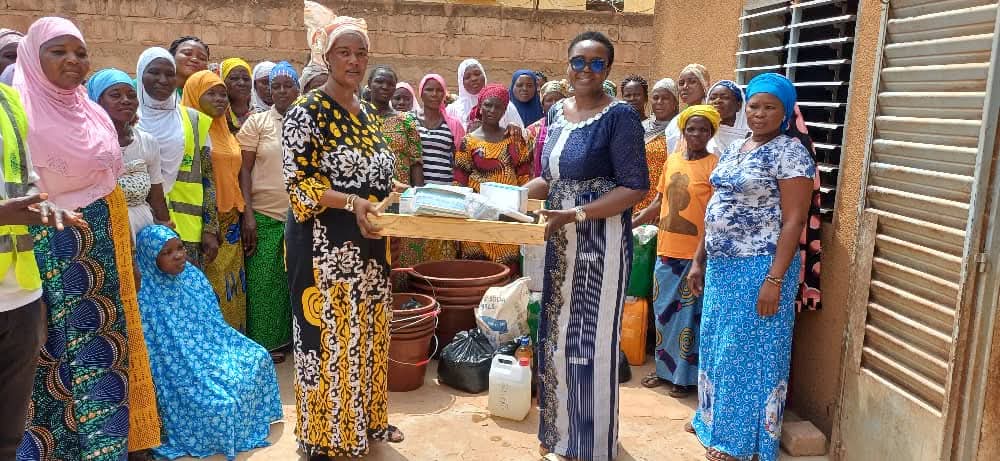 Remise officielle de kits d'installation à 62 femmes PDI et hôtes